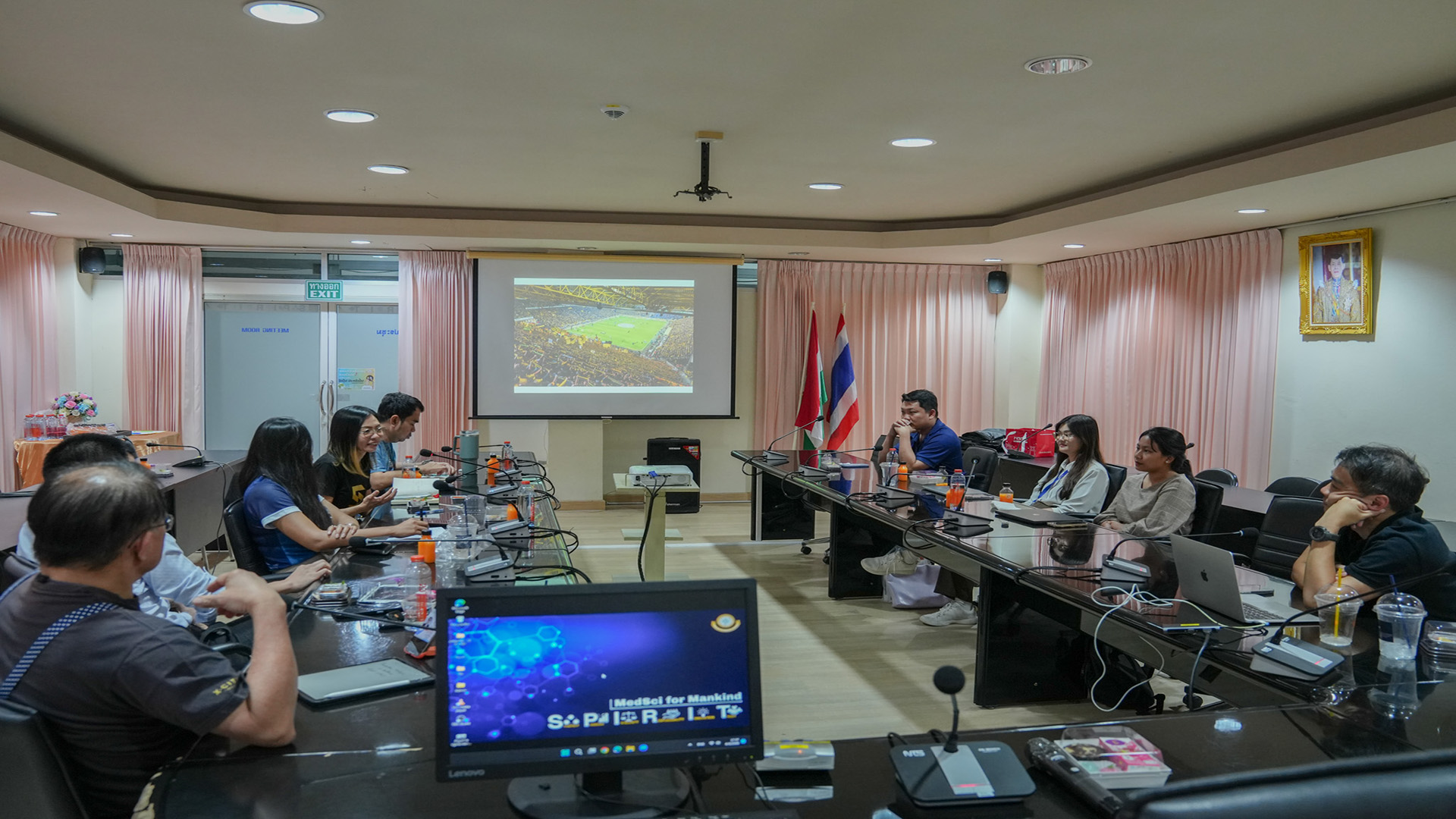 กิจกรรม R & I Lunch กิจกรรมเสวนาที่เปิดพื้นที่แห่งการเรียนรู้ พูดคุย แลกเปลี่ยนไอเดีย เพื่อจุดประกายแนวคิดใหม่ๆ ด้าน Innovation และการวิจัย